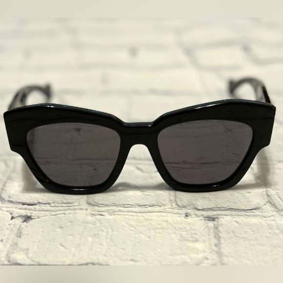 Like New Black Gucci GG Sunglasses (Size Large) - Picture 6 of 13